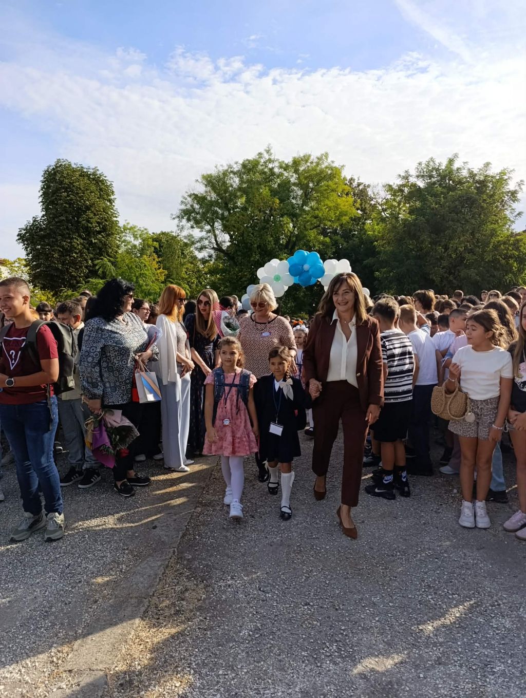 Честит първи учебен ден! На добър час през новата учебна година! - ОУ Д-р Петър Берон - Плевен